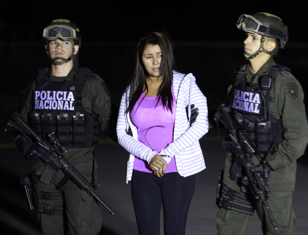 Presidente Duque firmó la extradición de Nini Johana Úsuga, hermana de 'Otoniel' 4 Presidente Duque firmó la extradición de Nini Johana Úsuga, hermana de 'Otoniel' El presidente de la República, Iván Duque Márquez, informó por su cuenta de Twitter que firmó la extradición hacia Estados Unidos de Nini Johana Úsuga David, hermana de Dairo Antonio Úsuga, alias ‘Otoniel’, quien fue extraditado al país norteamericano el pasado 4 de mayo.
