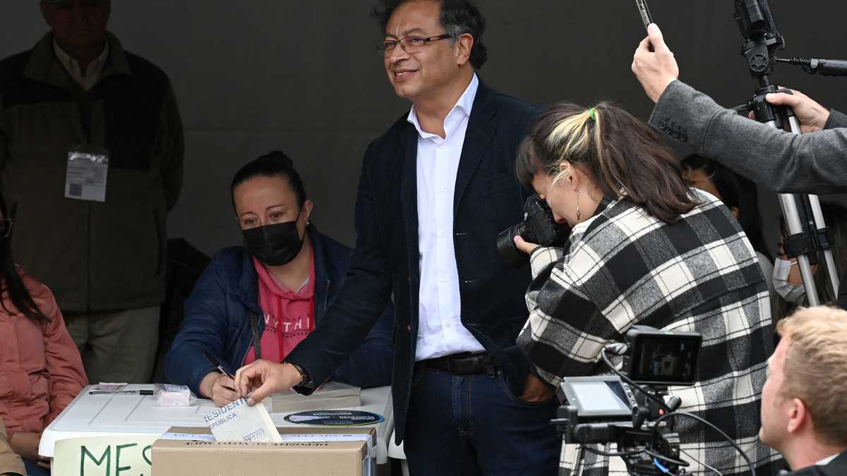 Así votaron los candidatos Los candidatos a la presidencia Rodolfo Hernández, de la Liga de Gobernantes, y Sergio Fajardo, de la coalición Centro Esperanza, fueron los primeros aspirantes a la Casa de Nariño en asistir este domingo a ejercer su derecho al voto. Posteriormente lo hizo el candidato por el Pacto Histórico, Gustavo Petro, en Bogota.