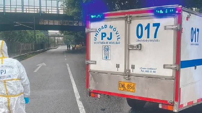 Mujer murió luego de que le tiraran una piedra desde un puente 1 Mujer murió luego de que le tiraran una piedra desde un puente Cuando la Policía Judicial de la Secretaría de Movilidad de Medellín se desplazó a investigar lo ocurrido, encontraron que el casco de la mujer tenía un golpe ocasionado por una piedra, al parecer arrojada desde el puente.