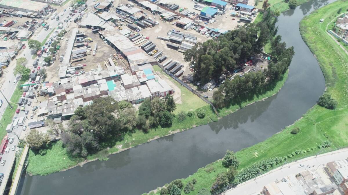 Río Bogotá se desbordó e inundó cuatro municipios de Cundinamarca 1 Río Bogotá se desbordó e inundó cuatro municipios de Cundinamarca Las fuertes lluvias que se han registrado en los últimos días terminaron causando el desbordamiento del río Bogotá en las últimas horas, situación que afectó a cuatro municipios de Cundinamarca.