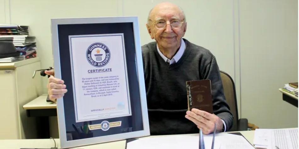 Rompió record por trabajar 84 años en la misma empresa Se trata de Walter Orthmann, un empleado que por más de 84 años ha trabajado en la misma empresa. El hombre rompió un Record Guinness.