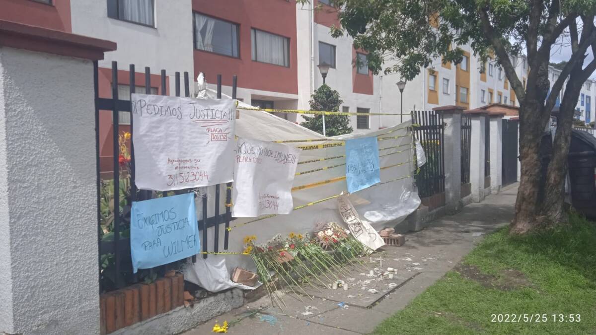 Familia de Wilmer pide que se haga justicia: un BMW lo arrolló y le quitó la vida 2 Familia de Wilmer pide que se haga justicia: un BMW lo arrolló y le quitó la vida “¿Cómo es posible que yo esté acá enterrando a mi hijo mientras el tipo que lo mató sigue libre y descansando tranquilo?”, es la pregunta que no para de hacerse doña Carlina Verano, madre de Wilmer García, un muchacho de 32 años que murió arrollado por un imprudente cuando iba camino a su trabajo. En el lugar donde falleció, la familia de Wilmer dejó pancartas pidiendo justicia y flores como un recordatorio de lo que ocurrió aquella madrugada.