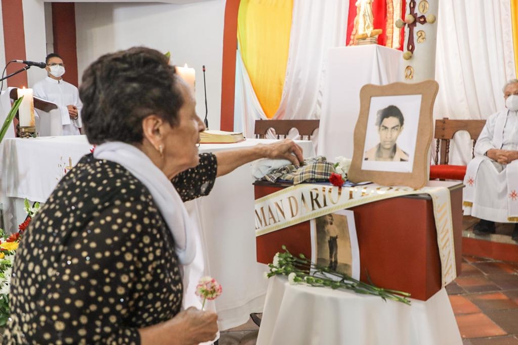 Después de 40 años, una madre pudo enterrar a su hijo Germán Darío Flórez salió de su casa el 14 de mayo de 1982, buscando mejores oportunidades laborales, y nunca regresó, pues fue víctima de los conocidos ‘falsos positivos’. Tras 40 años de incertidumbre, su madre y hermanos por fin le pudieron dar digna sepultura.
