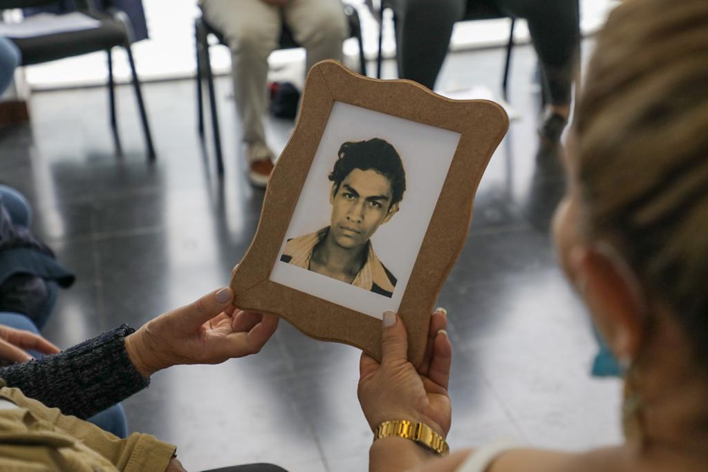 Después de 40 años, una madre pudo enterrar a su hijo Germán Darío Flórez salió de su casa el 14 de mayo de 1982, buscando mejores oportunidades laborales, y nunca regresó, pues fue víctima de los conocidos ‘falsos positivos’. Tras 40 años de incertidumbre, su madre y hermanos por fin le pudieron dar digna sepultura.