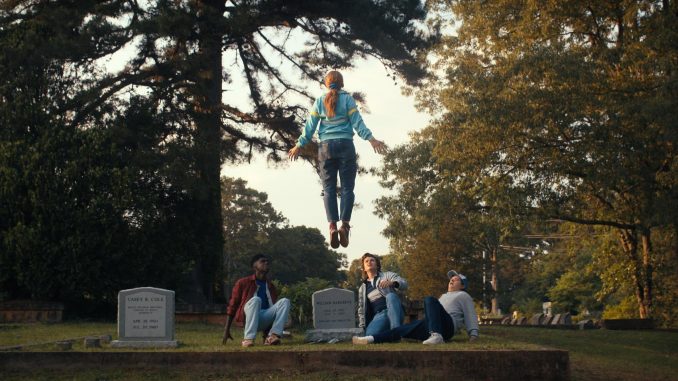 ‘Stranger Things’, otra vez, es el fenómeno de Netflix El estreno de la cuarta temporada de la serie de Netflix ‘Stranger Things’ ha sido un fenómeno. Solo un día después de su estreno, que fue este viernes, 27 de mayo, seguía siendo uno de los temas virales en Twitter, donde, sobre las 3:30 de la tarde de este sábado, registraba 136.000 tweets.