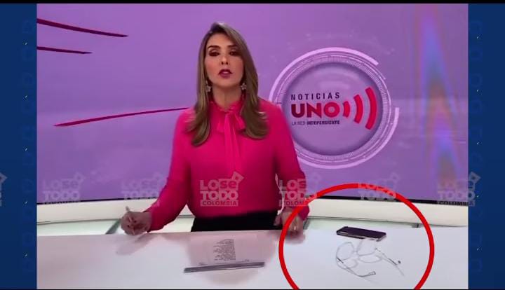 EN VIDEO: Tremendo susto paranormal en pleno noticiero Un extraño movimiento en las gafas de la periodista Mónica Rodríguez quedó registrado en video, esto sucedió durante un ensayo de Noticias Uno.