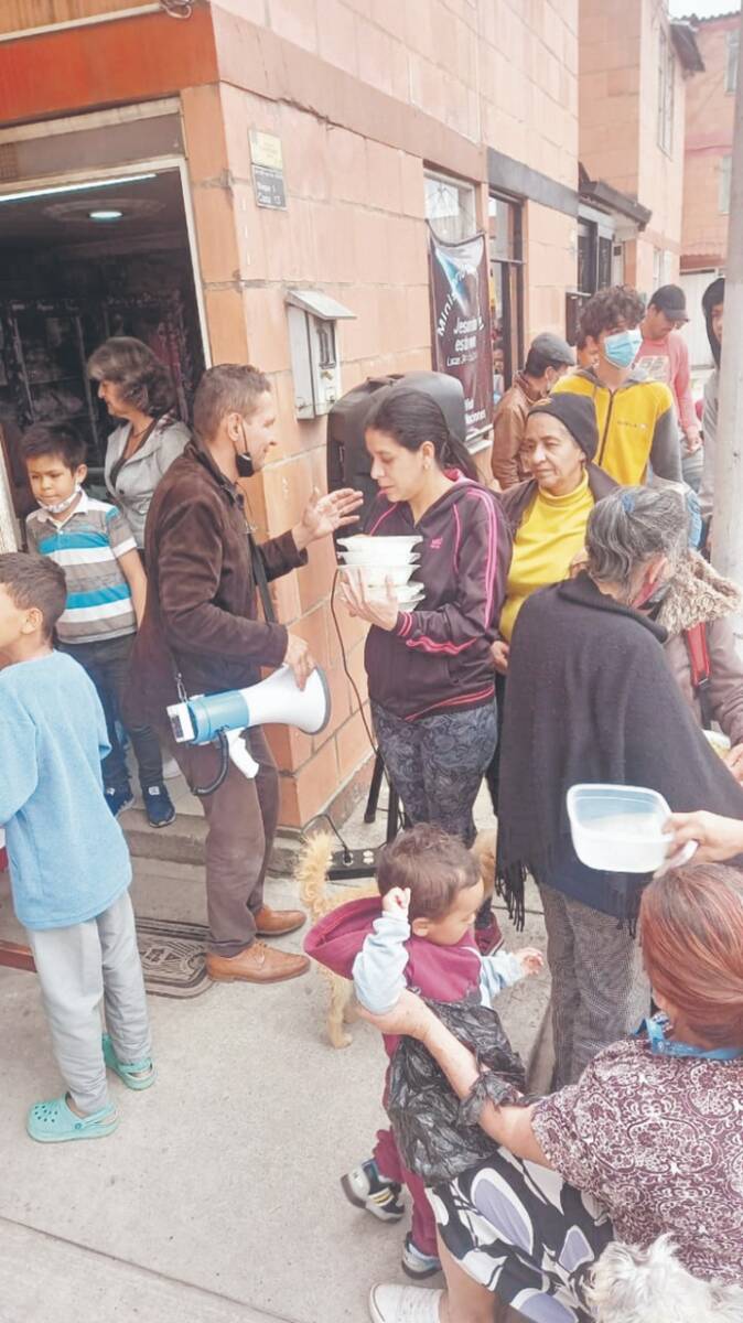 Víctor va a fondo por sus vecinos en Bosa Porvenir 1 Víctor va a fondo por sus vecinos en Bosa Porvenir Todos los viernes, sagradamente, Víctor Avellaneda con cuaderno en mano mira la alacena y la nevera y hace una lista de la comida que tiene, hace cálculos en su cabeza y completa la lista con lo que le pueda hacer falta para cocinar. Este es solo el inicio de una larga jornada para preparar un sencillo pero vital banquete para 120 vecinos suyos del barrio Bosa el Porvenir.
