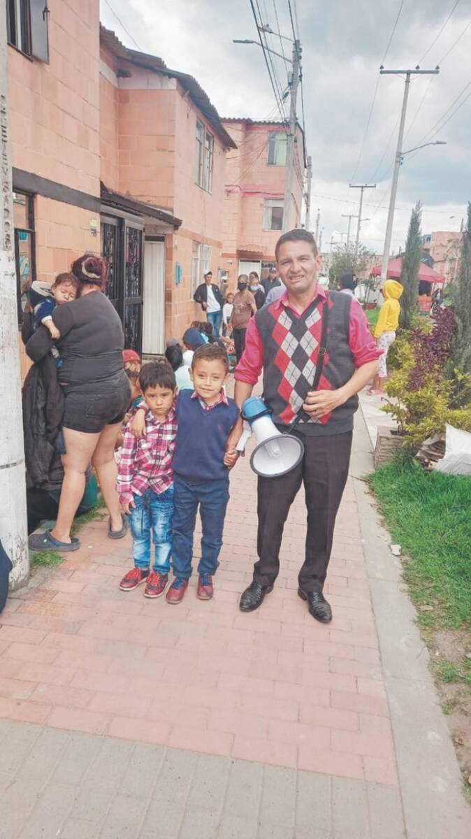 Víctor va a fondo por sus vecinos en Bosa Porvenir 2 Víctor va a fondo por sus vecinos en Bosa Porvenir Todos los viernes, sagradamente, Víctor Avellaneda con cuaderno en mano mira la alacena y la nevera y hace una lista de la comida que tiene, hace cálculos en su cabeza y completa la lista con lo que le pueda hacer falta para cocinar. Este es solo el inicio de una larga jornada para preparar un sencillo pero vital banquete para 120 vecinos suyos del barrio Bosa el Porvenir.