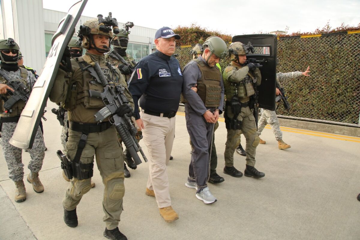 ¿Qué pasará con los procesos de Otoniel en Colombia tras su extradición? 'Otoniel', extraditado en la tarde de este miércoles, en medio de estrictas medidas de seguridad, deja en Colombia más de 100 procesos activos y muchas verdades por revelar.