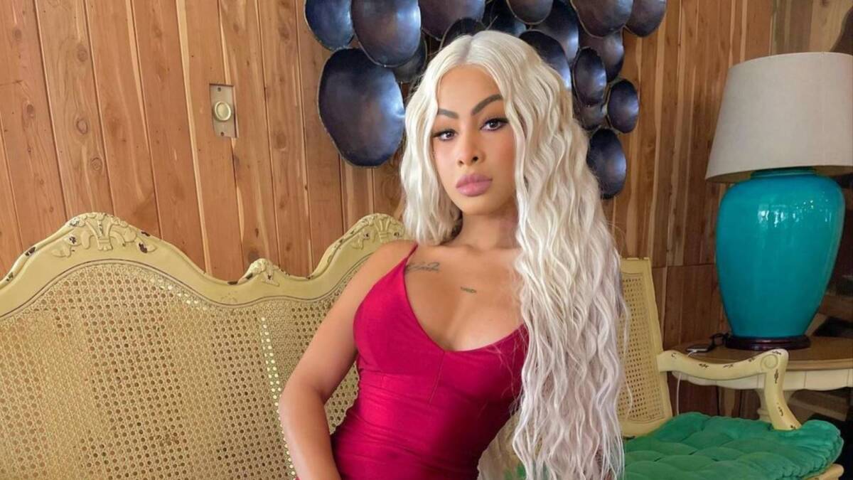 La respuesta de Anuel para quienes critican el cuerpo de Yailin 2 La respuesta de Anuel para quienes critican el cuerpo de Yailin En redes sociales se difundió una imagen de Yailin, en la que se le ve celulitis y estrías en su cola, lo que generó que varios usuarios afirmaran que la cantante retoca sus fotos antes de subirlas a sus redes sociales.