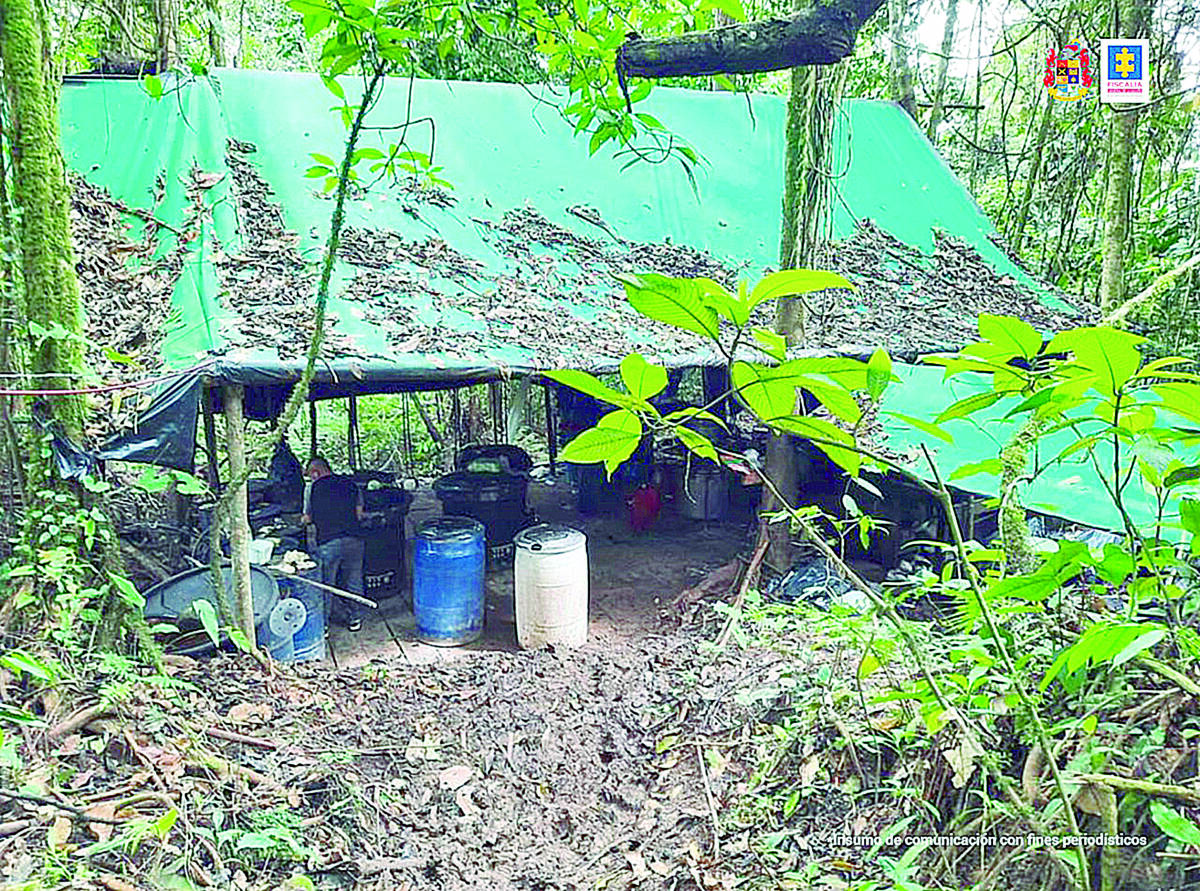Desmantelan tremendo laboratorio de coca en Cundinamarca En inmenso laboratorio de fabricación de coca fue hallado en inmediaciones de Bogotá, en una finca de Silvania (Cundinamarca), ubicada exactamente en una zona boscosa del corregimiento de Agua Bonita. El laboratorio fue catalogado como un “complejo”, ya que estaba compuesto por seis estructuras adecuadas para la elaboración de pasta de coca.