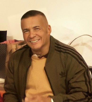 Imprudente le arrebató la vida a don Luis “Ninguna persona merece morir así, mi abuelito no lo merecía”, decía ayer la nieta de don Luis Eduardo Valencia en medio de las honras fúnebres de su querido abuelo de 68 años. Su muerte, dice su familia, fue injusta: el hombre se encontraba varado en plena vía, en compañía de su esposa y su nietecito, cuando un camionero lo embistió a toda velocidad sin siquiera percatarse de que Luis estaba sacando los implementos para despinchar su vehículo.