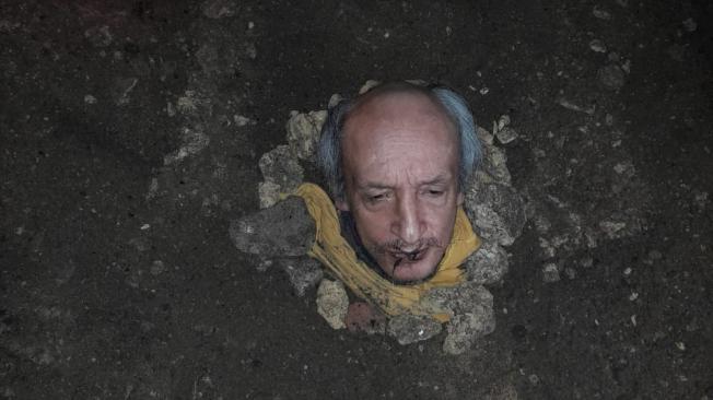 Abuelito se enterró vivo en el patio de su casa en Usme El abuelito, que reside en una casa hecha con madera y latas en la invasión Tocaimita no vio otra opción que enterrase para hacer un llamado a las autoridades, pues indica que se encuentra viviendo en una situación precaria y que las entidades gubernamentales no lo han ayudado.