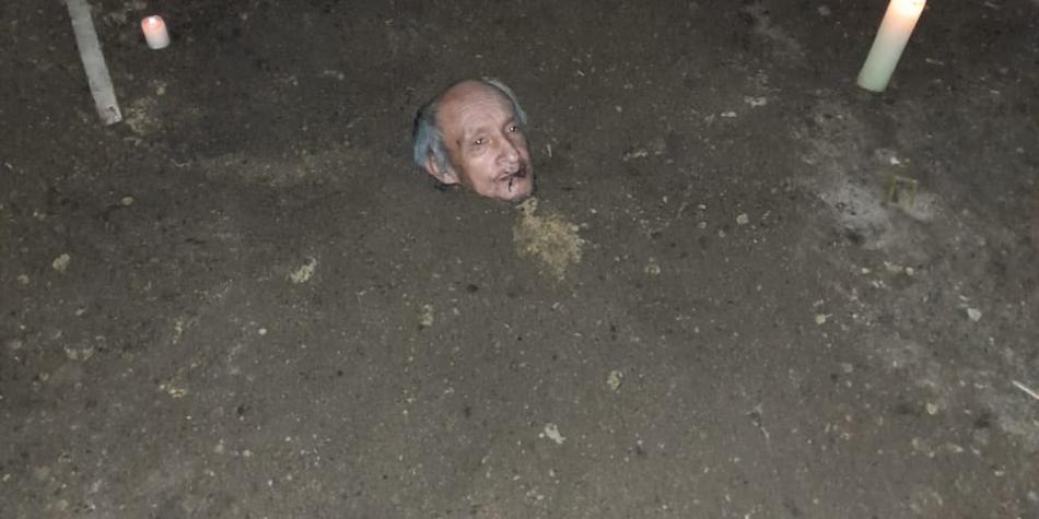 Abuelito se enterró vivo en el patio de su casa en Usme 1 Abuelito se enterró vivo en el patio de su casa en Usme El abuelito, que reside en una casa hecha con madera y latas en la invasión Tocaimita no vio otra opción que enterrase para hacer un llamado a las autoridades, pues indica que se encuentra viviendo en una situación precaria y que las entidades gubernamentales no lo han ayudado.