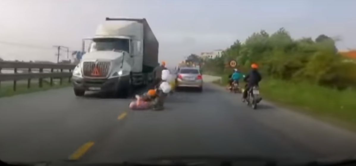 ¡Toda una heroína! Madre salvó de la muerte a su hija 1 ¡Toda una heroína! Madre salvó de la muerte a su hija El amor de una madre no tiene límites. En video quedó registrado el momento en que un automóvil cierra a una moto en plena vía de Vietnam y por poco ocasiona que una tractomula arrollara a una pequeña. Si no es por la valentía de la madre, la historia sería otra.