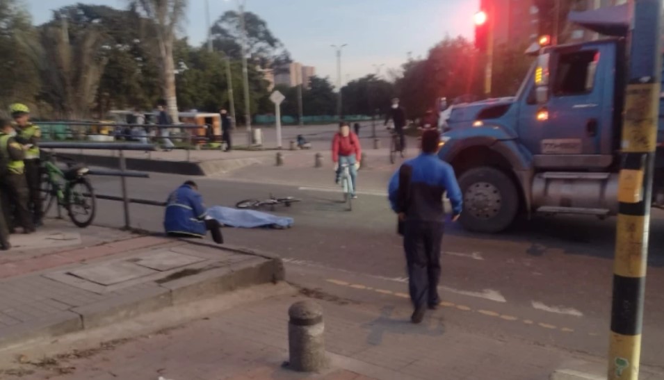 Ciclista murió arrollada por volqueta en el norte de Bogotá En horas de la madrugada de este miércoles se presentó un lamentable hecho en el norte de la capital, cuando una ciclista perdió la vida al ser arrollado por una volqueta.