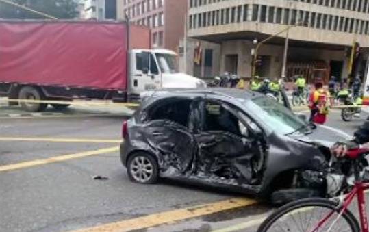 Accidente en la carrera Séptima con 72 dejó dos heridos 4 Accidente en la carrera Séptima con 72 dejó dos heridos Un fuerte accidente de tránsito se registró en la mañana de este lunes festivo, entre una ambulancia y un carro particular que transitaban por la carrera Séptima con calle 72 en sentido Sur-Norte, de la localidad de Chapinero.