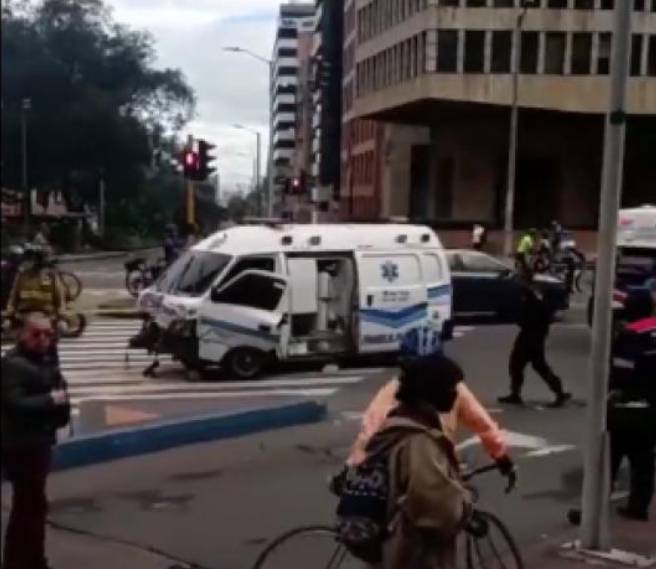 Accidente en la carrera Séptima con 72 dejó dos heridos 1 Accidente en la carrera Séptima con 72 dejó dos heridos Un fuerte accidente de tránsito se registró en la mañana de este lunes festivo, entre una ambulancia y un carro particular que transitaban por la carrera Séptima con calle 72 en sentido Sur-Norte, de la localidad de Chapinero.