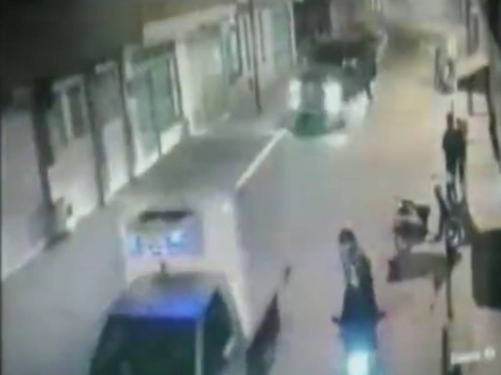 Joven entre la vida y la muerte luego de ser atropellado en Soacha 1 Joven entre la vida y la muerte luego de ser atropellado en Soacha Un joven de tan solo 18 años de edad está en coma, luego de un aparatoso accidente, donde un conductor que iba con exceso de velocidad se lo llevara por delante.