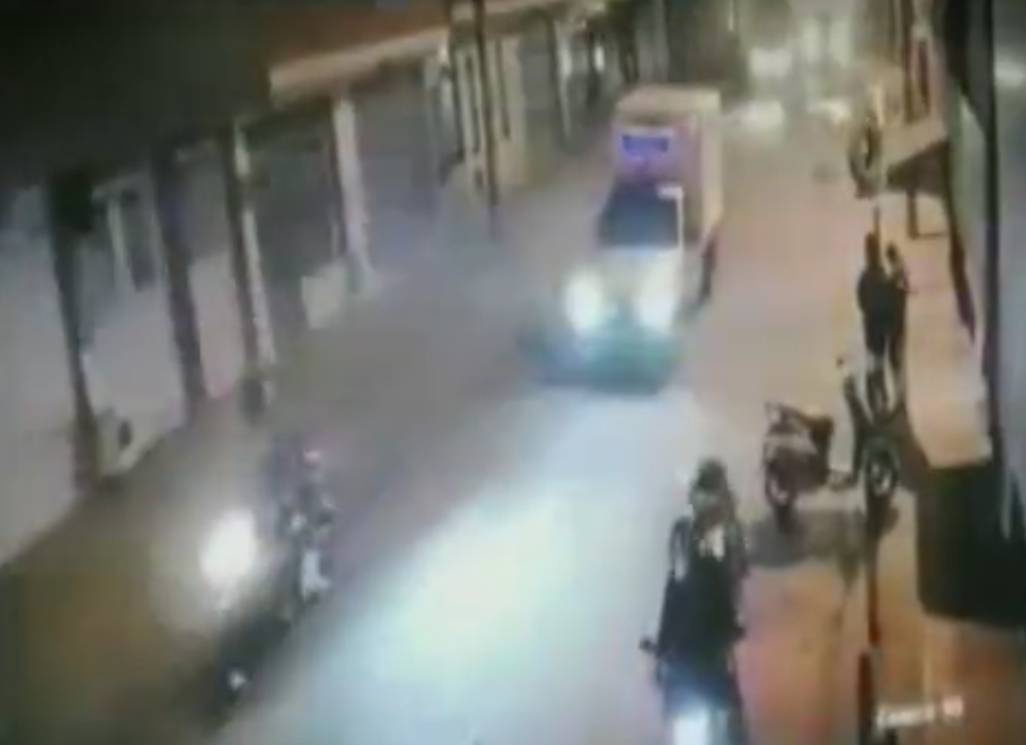 Joven entre la vida y la muerte luego de ser atropellado en Soacha 2 Joven entre la vida y la muerte luego de ser atropellado en Soacha Un joven de tan solo 18 años de edad está en coma, luego de un aparatoso accidente, donde un conductor que iba con exceso de velocidad se lo llevara por delante.