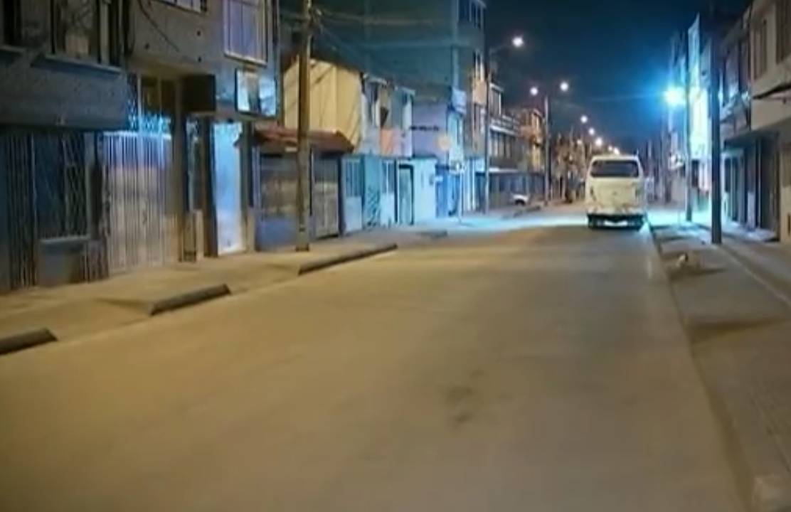 Joven entre la vida y la muerte luego de ser atropellado en Soacha 3 Joven entre la vida y la muerte luego de ser atropellado en Soacha Un joven de tan solo 18 años de edad está en coma, luego de un aparatoso accidente, donde un conductor que iba con exceso de velocidad se lo llevara por delante.