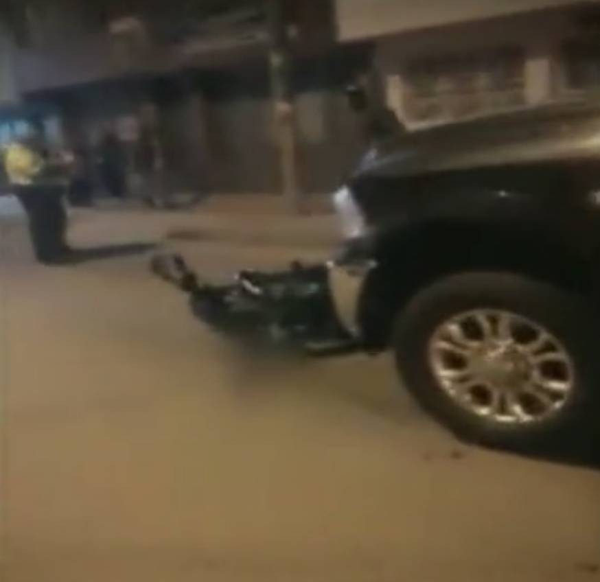 Joven entre la vida y la muerte luego de ser atropellado en Soacha 4 Joven entre la vida y la muerte luego de ser atropellado en Soacha Un joven de tan solo 18 años de edad está en coma, luego de un aparatoso accidente, donde un conductor que iba con exceso de velocidad se lo llevara por delante.