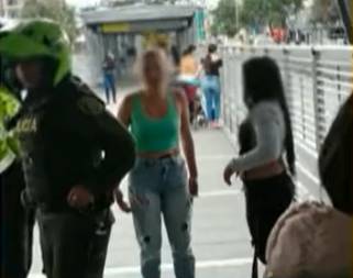 Mujer fue agredida por no dejarse robar en TransMilenio 1 Mujer fue agredida por no dejarse robar en TransMilenio Un mujer denuncia que cuando se iba a bajar de un articulado en la estacan Fucha, unas ladronas intentaron atracarla a ella y otros familiares con los que iba, mediante la modalidad de cosquilleo, y al no permitir que sus pertenencias fueran hurtadas fue golpeada.