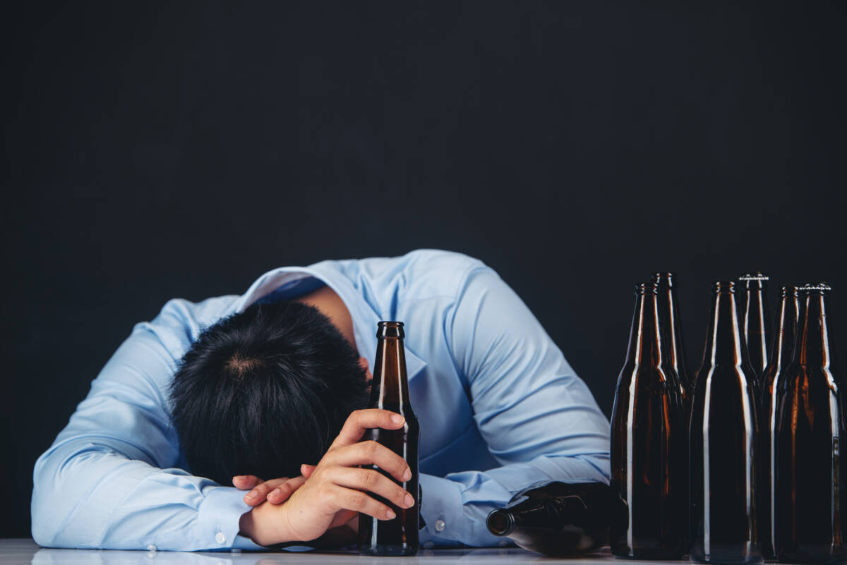 Una muerte cada 10 segundos por exceso de licor 2 Una muerte cada 10 segundos por exceso de licor 19,4 litros de licor puro toman los hombres al año en promedio, las mujeres toman 7 litros.