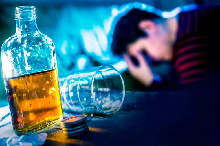 Una muerte cada 10 segundos por exceso de licor 10 Una muerte cada 10 segundos por exceso de licor 19,4 litros de licor puro toman los hombres al año en promedio, las mujeres toman 7 litros.