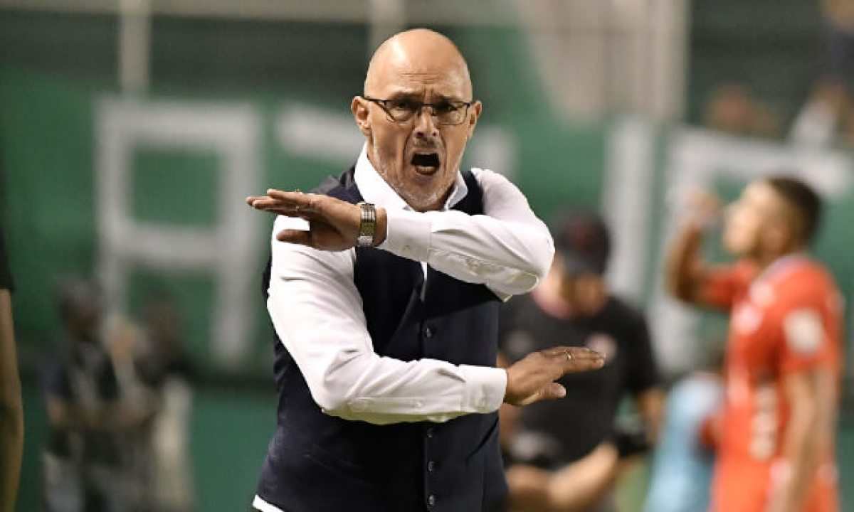 ¡Oficial! Este es el nuevo DT de Santa Fe 4 ¡Oficial! Este es el nuevo DT de Santa Fe Comienzan los cambios en Santa Fe. Tras el fracaso vivido en el primer semestre, al quedar por fuera de las finales de la Liga BetPlay y ser eliminado de los octavos de final de la Copa Colombia, el conjunto 'Cardenal' decidió nombrar un nuevo técnico, Alfredo Arias.