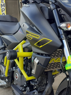 Todo sobre las defensas para su moto Nadie está exento de una caída en su moto por cualquier clase de eventualidad o contratiempo. Además de las típicas lesiones que repercuten en esta clase de accidentes, los rayones y demás golpes a nuestro vehículo suelen ser una de las consecuencias más dolorosas tras un ‘costalazo’ en la moto.&nbsp;