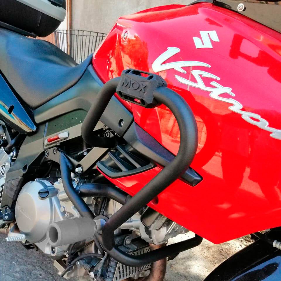 Todo sobre las defensas para su moto Nadie está exento de una caída en su moto por cualquier clase de eventualidad o contratiempo. Además de las típicas lesiones que repercuten en esta clase de accidentes, los rayones y demás golpes a nuestro vehículo suelen ser una de las consecuencias más dolorosas tras un ‘costalazo’ en la moto.&nbsp;