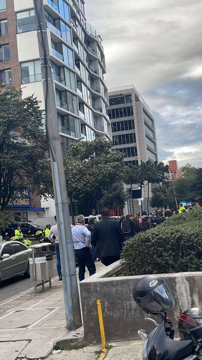 ¡Última hora! Pánico por nuevo robo en Bogotá 9 ¡Última hora! Pánico por nuevo robo en Bogotá La tarde de este lunes nuevamente la delincuencia volvió a hacer de las suyas al norte de Bogotá, esta vez al interior de un edificio ubicado en la Calle 93 con Carrera 16, en donde dos delincuentes ingresaron armados a amedrentar a los ciudadanos.