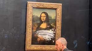 Hombre disfrazado de mujer y en silla de ruedas lanzó pastel a la 'Mona Lisa' 1 Hombre disfrazado de mujer y en silla de ruedas lanzó pastel a la 'Mona Lisa' Un hombre que iba disfrazado de mujer, con peluca y en silla de ruedas ha lanzado un pastel contra el retrato de 'La Gioconda' de Leonardo da Vinci expuesta en el Museo del Louvre de París. La pintura estaba protegida por un cristal, por lo que no ha sufrido daños.