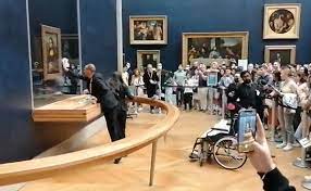 Hombre disfrazado de mujer y en silla de ruedas lanzó pastel a la 'Mona Lisa' 2 Hombre disfrazado de mujer y en silla de ruedas lanzó pastel a la 'Mona Lisa' Un hombre que iba disfrazado de mujer, con peluca y en silla de ruedas ha lanzado un pastel contra el retrato de 'La Gioconda' de Leonardo da Vinci expuesta en el Museo del Louvre de París. La pintura estaba protegida por un cristal, por lo que no ha sufrido daños.