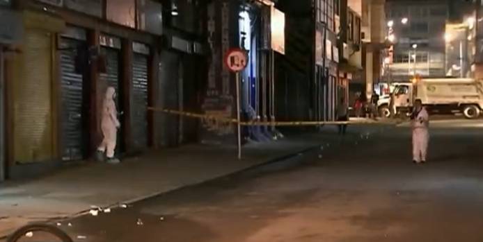 Asesinan a ciclista en el centro de Bogotá, le dispararon por la espalda 1 Asesinan a ciclista en el centro de Bogotá, le dispararon por la espalda En las horas de la noche de este martes, un joven ciclista fue asesinado por en el barrio la Capuchina, en el centro de Bogotá, por unos bandidos que iban a bordo de una motocicleta.