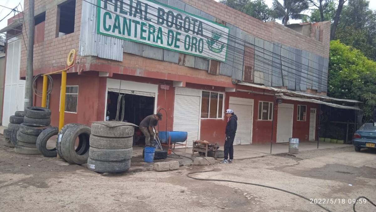 De cuatro tiros asesinan a mecánico en Suba 5 De cuatro tiros asesinan a mecánico en Suba Los cuatro disparos que acabaron con la vida de un conocido mecánico que era ayudante de un pequeño taller del barrio Corpas, en Suba, siguen resonando en los oídos de los comerciantes que a diario trabajan en una concurrida cuadra, aledaña al Hospital Juan N. Corpas.