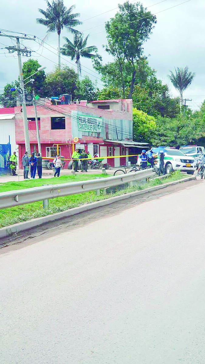 De cuatro tiros asesinan a mecánico en Suba Los cuatro disparos que acabaron con la vida de un conocido mecánico que era ayudante de un pequeño taller del barrio Corpas, en Suba, siguen resonando en los oídos de los comerciantes que a diario trabajan en una concurrida cuadra, aledaña al Hospital Juan N. Corpas.
