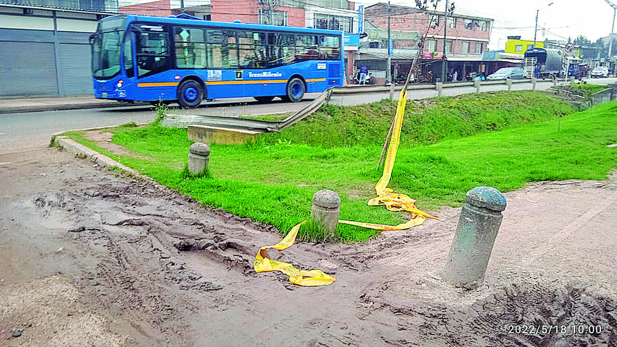 De cuatro tiros asesinan a mecánico en Suba Los cuatro disparos que acabaron con la vida de un conocido mecánico que era ayudante de un pequeño taller del barrio Corpas, en Suba, siguen resonando en los oídos de los comerciantes que a diario trabajan en una concurrida cuadra, aledaña al Hospital Juan N. Corpas.