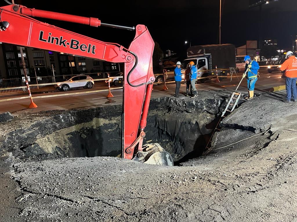 Cierran dos carriles de la AutoNorte para poder reparar un tubo roto 4 Cierran dos carriles de la AutoNorte para poder reparar un tubo roto Este viernes estará cerrado dos carriles de la calzada mixta en la AutoNorte. Según informó la Secretaría de Movilidad esto debido a la ruptura de un tubo de agua a la altura de la calle 183 sentido sur-norte.