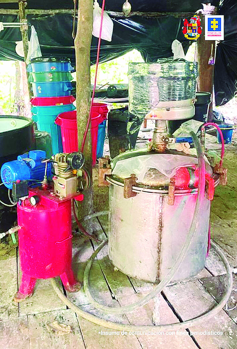 Desmantelan tremendo laboratorio de coca en Cundinamarca En inmenso laboratorio de fabricación de coca fue hallado en inmediaciones de Bogotá, en una finca de Silvania (Cundinamarca), ubicada exactamente en una zona boscosa del corregimiento de Agua Bonita. El laboratorio fue catalogado como un “complejo”, ya que estaba compuesto por seis estructuras adecuadas para la elaboración de pasta de coca.
