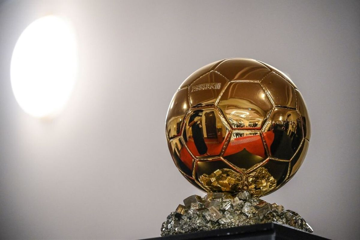 ¡Leo Messi tiene su favorito para ganar el balón de oro! 1 ¡Leo Messi tiene su favorito para ganar el balón de oro! El jugador del Paris Saint-Germain Leo Messi tiene claro que el próximo Balón de Oro, distinción que el argentino ha ganado en siete ocasiones para liderar su palmarés, será el delantero del Real Madrid Karim Benzema, tras un "año espectacular" en el que fue clave en los títulos de La Liga Santander y Liga de Campeones.