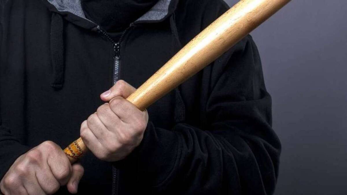 Brutal ataque: cuatro hombres le querían romper las piernas a un conductor 7 Brutal ataque: cuatro hombres le querían romper las piernas a un conductor Luego de gritarse e insultarse, los hombres decidieron atacar con un bate al conductor, e intentaron romperle las dos piernas, además lo golpearon en repetidas ocasiones en su cabeza, e incluso lo amarraron y lo amenazaron con un arma.
