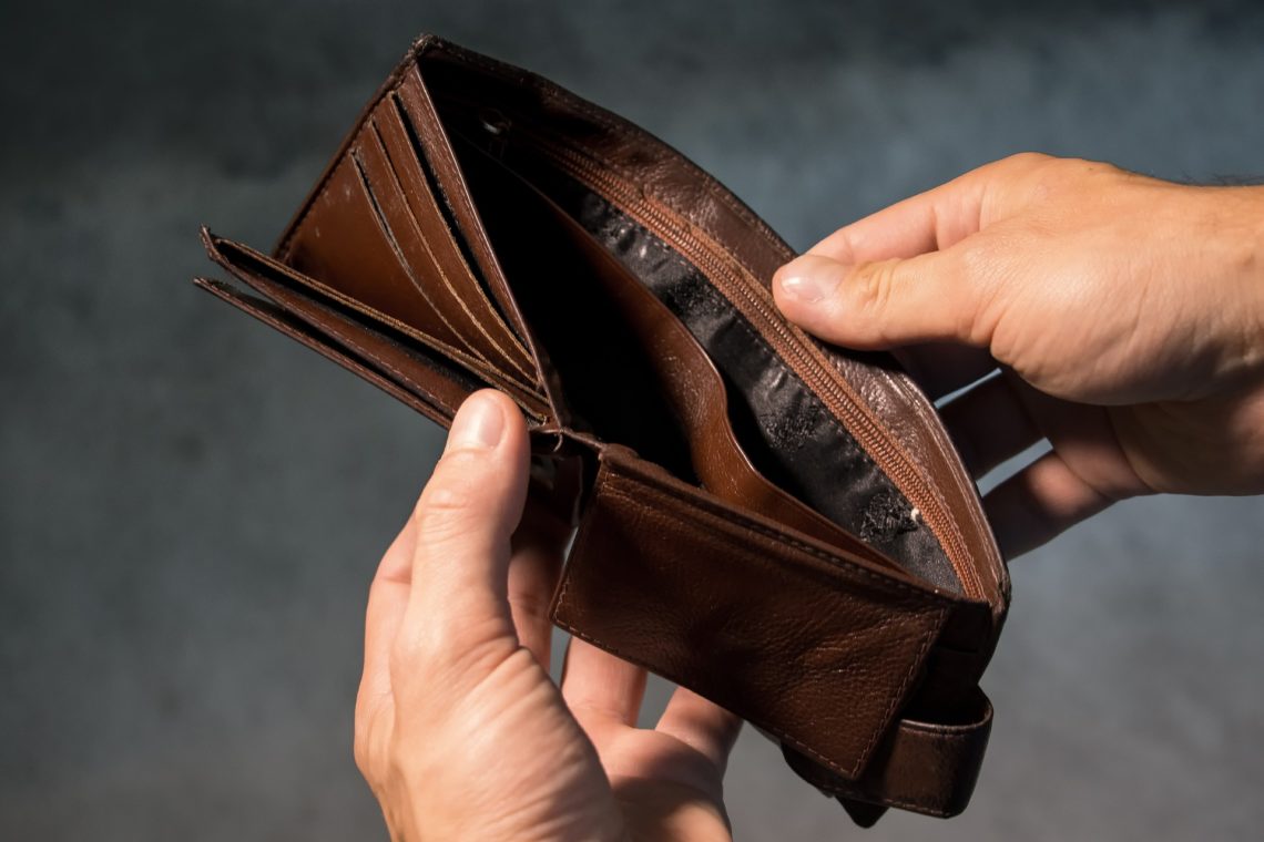 Que la inflación no le afecte el bolsillo 1 Que la inflación no le afecte el bolsillo Ahora que el país atraviesa por un alza preocupante en el costo de la vida en general, pero sobre todo en el valor de los alimentos, resulta esencial elaborar un plan de gasto que permita estirar el dinero lo más que se pueda para así no quedar colgados con los distintos gastos y obligaciones del mes a mes.