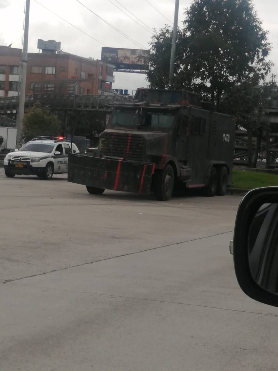 Ojo: hay bloqueos en la Universidad Nacional Este jueves, a pocos días de las elecciones presidenciales, nuevamente se presentaron disturbios afuera de la Universidad Nacional, sobre la Carrera 30.