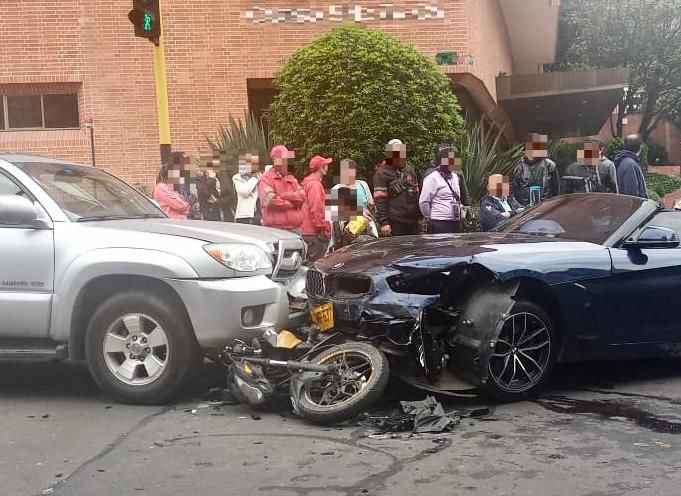 A la cárcel pillos arrollados por abogado con su BMW 1 A la cárcel pillos arrollados por abogado con su BMW En las últimas horas se conoció que un juez de control de garantías envió a prisión a los dos sujetos señalados de haber robado a un abogado que conducía un vehículo de alta gama por el sector de Chapinero. La víctima, que fue identificada como Angelo Schiavenato, persiguió a los delincuentes y los arrolló para evitar que escaparan.
