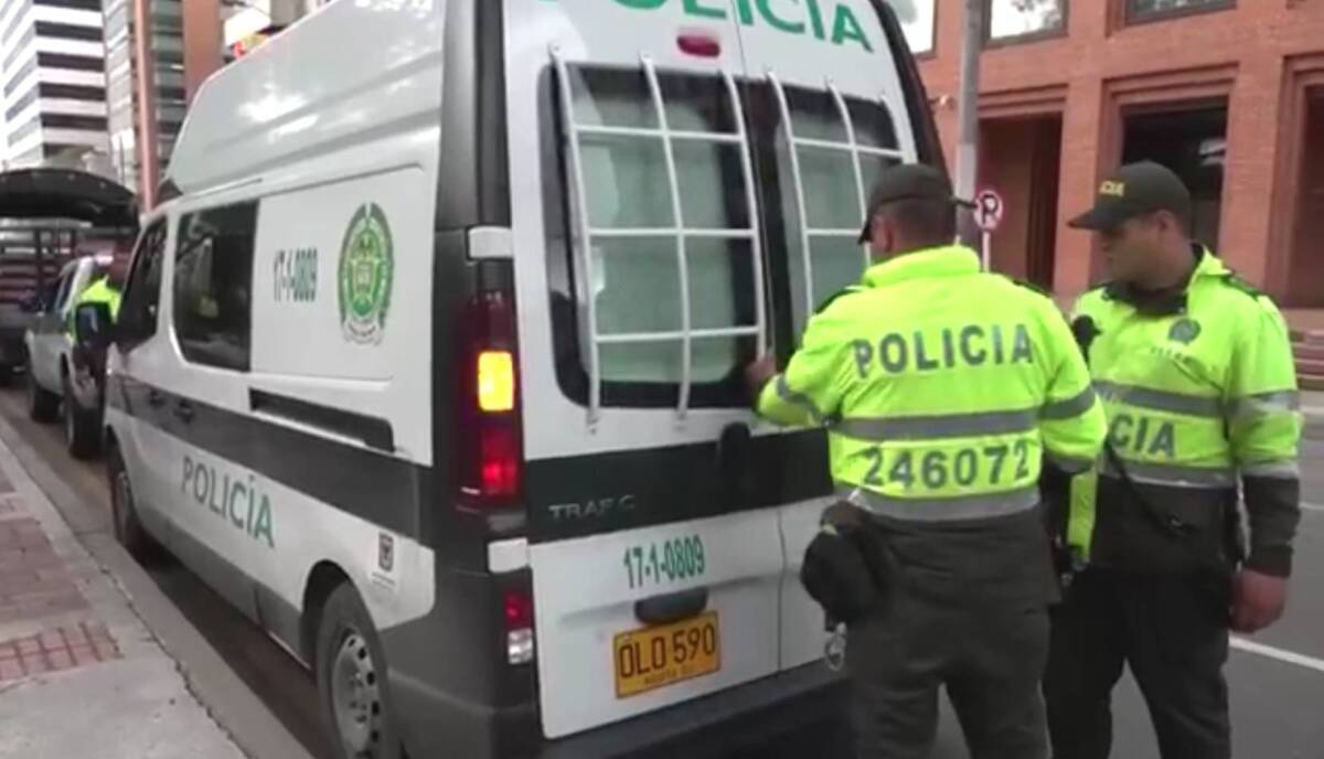 A la cárcel pillos arrollados por abogado con su BMW 2 A la cárcel pillos arrollados por abogado con su BMW En las últimas horas se conoció que un juez de control de garantías envió a prisión a los dos sujetos señalados de haber robado a un abogado que conducía un vehículo de alta gama por el sector de Chapinero. La víctima, que fue identificada como Angelo Schiavenato, persiguió a los delincuentes y los arrolló para evitar que escaparan.