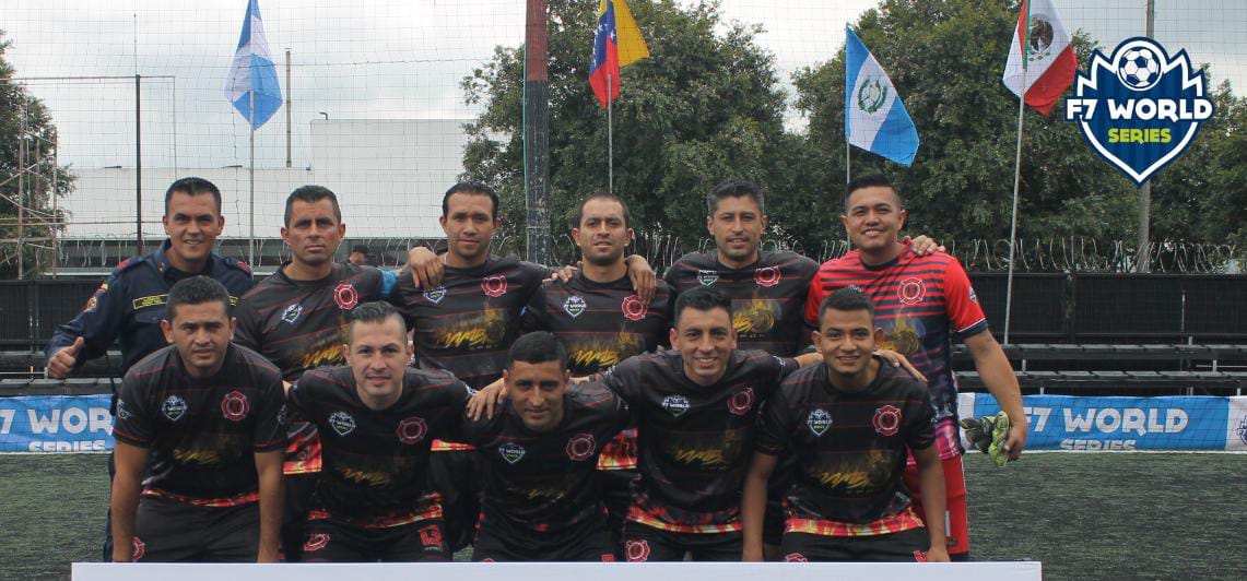 Los Bomberos están llenos de cracks Salvar vidas es una labor que diariamente realizan los Bomberos de Bogotá. Sin embargo, lo que pocos conocen de estos héroes es que no solo nacieron con el don del servicio, también con el talento para jugar fútbol, tanto así que llevan tres años destacándose en torneos locales.&nbsp;
