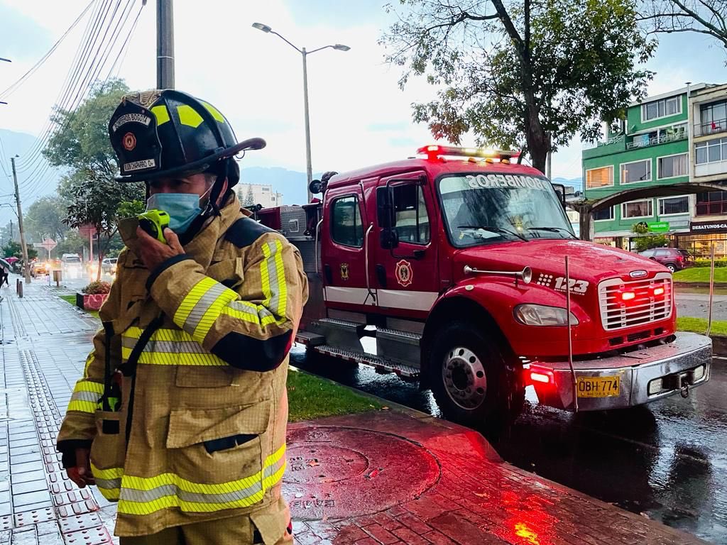 Los Bomberos están llenos de cracks Salvar vidas es una labor que diariamente realizan los Bomberos de Bogotá. Sin embargo, lo que pocos conocen de estos héroes es que no solo nacieron con el don del servicio, también con el talento para jugar fútbol, tanto así que llevan tres años destacándose en torneos locales.&nbsp;