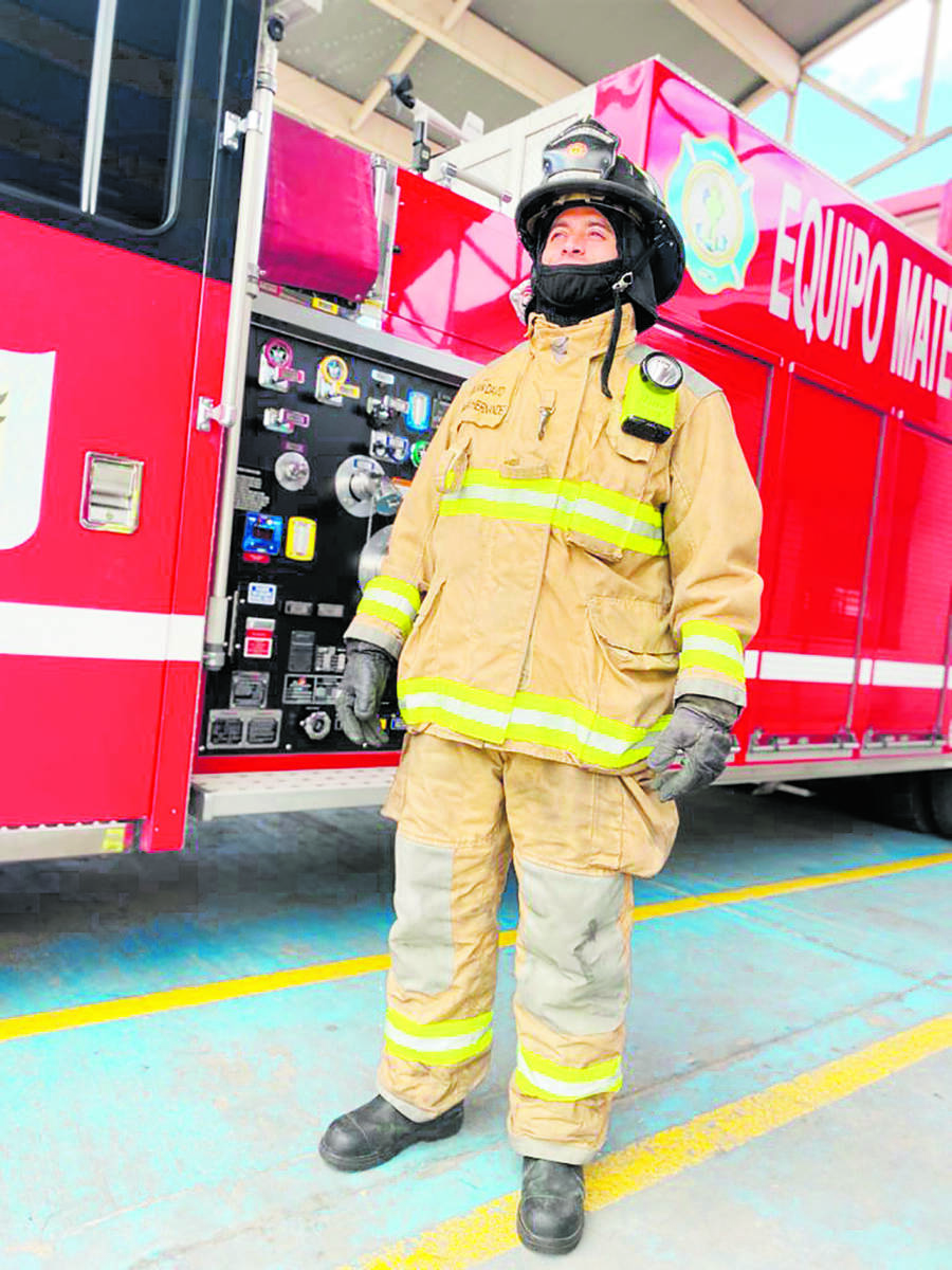Los Bomberos están llenos de cracks Salvar vidas es una labor que diariamente realizan los Bomberos de Bogotá. Sin embargo, lo que pocos conocen de estos héroes es que no solo nacieron con el don del servicio, también con el talento para jugar fútbol, tanto así que llevan tres años destacándose en torneos locales.&nbsp;